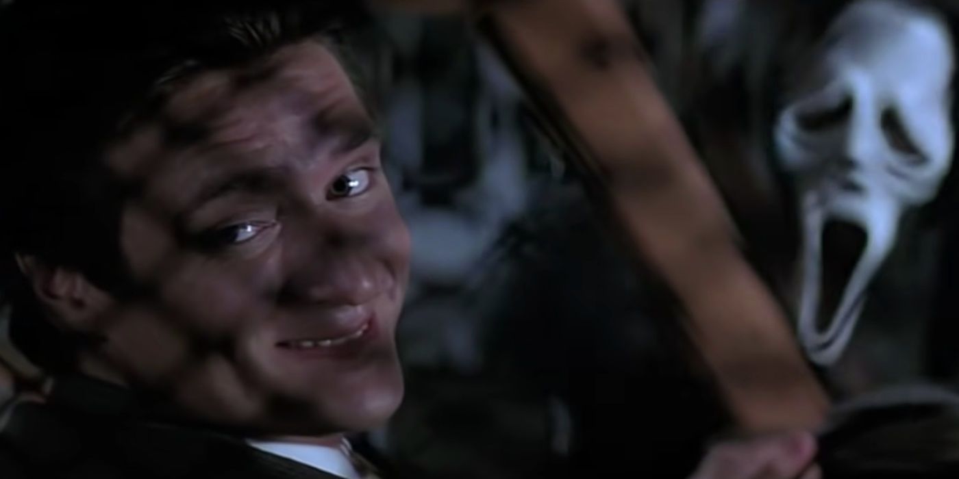 L'officier Andrews dans Scream 2 avec Ghostface derrière lui. 