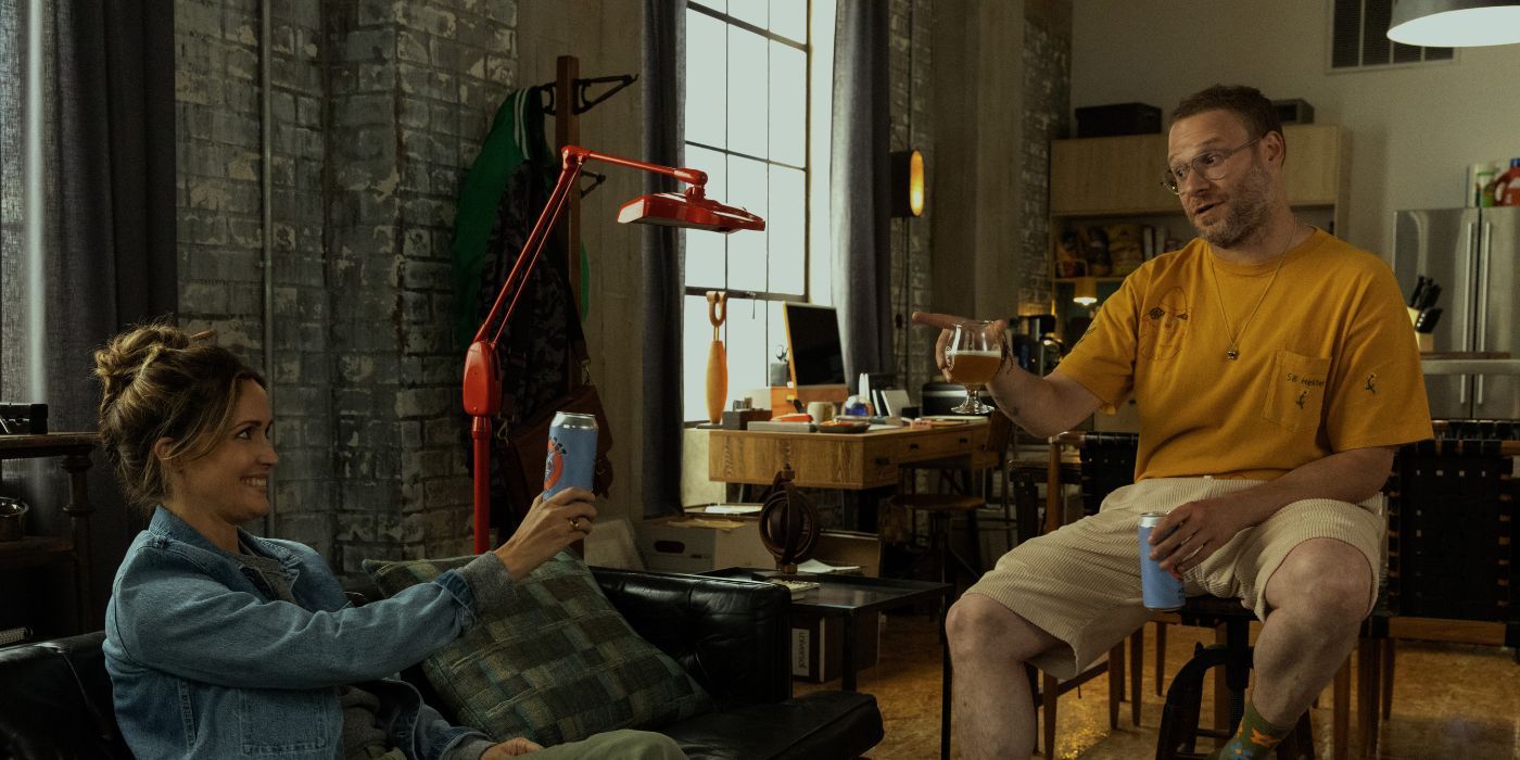 Rose Byrne et Seth Rogen prennent un verre dans un appartement dans Platonic.