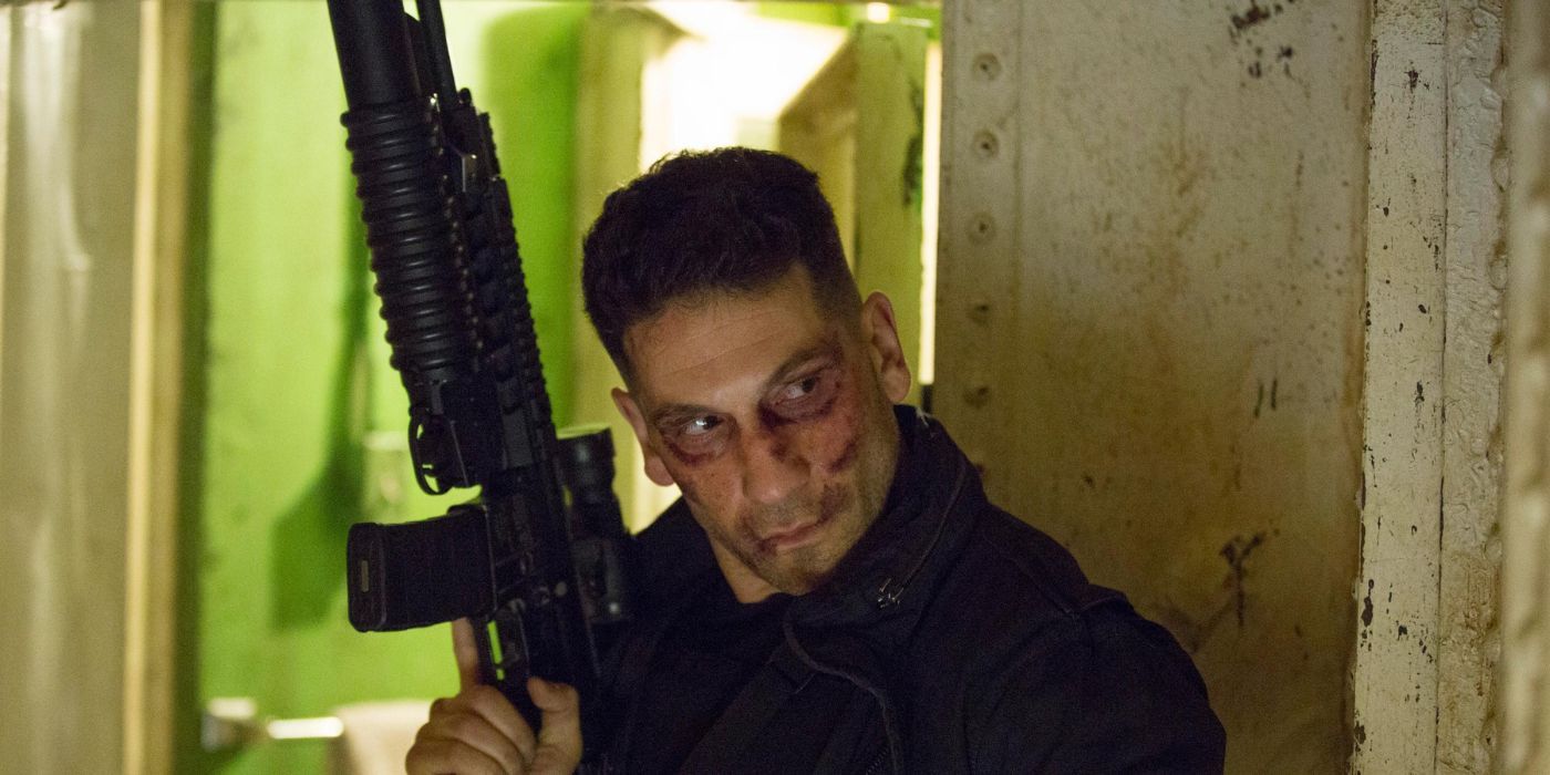 Punisher Jon Bernthal memegang pistol di Marvel's Daredevil Season 2