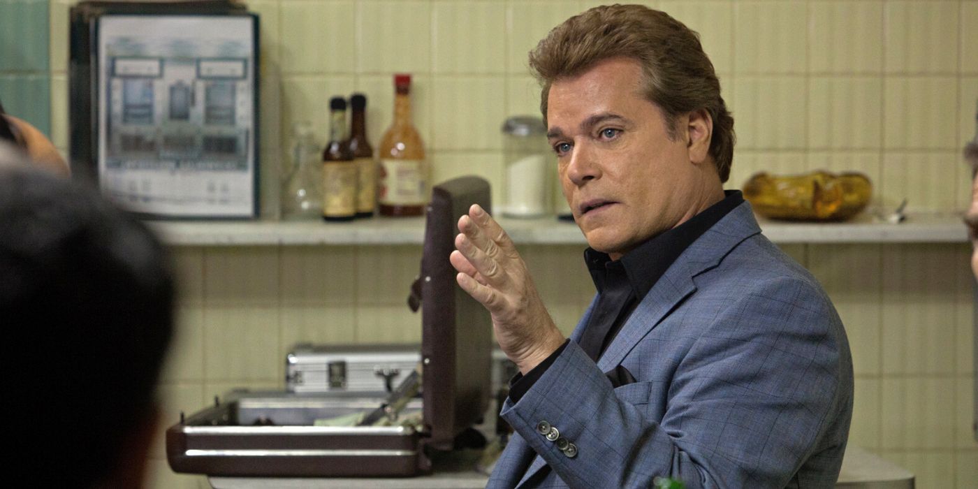 Ray Liotta assis à une table dans Killing Them Softly