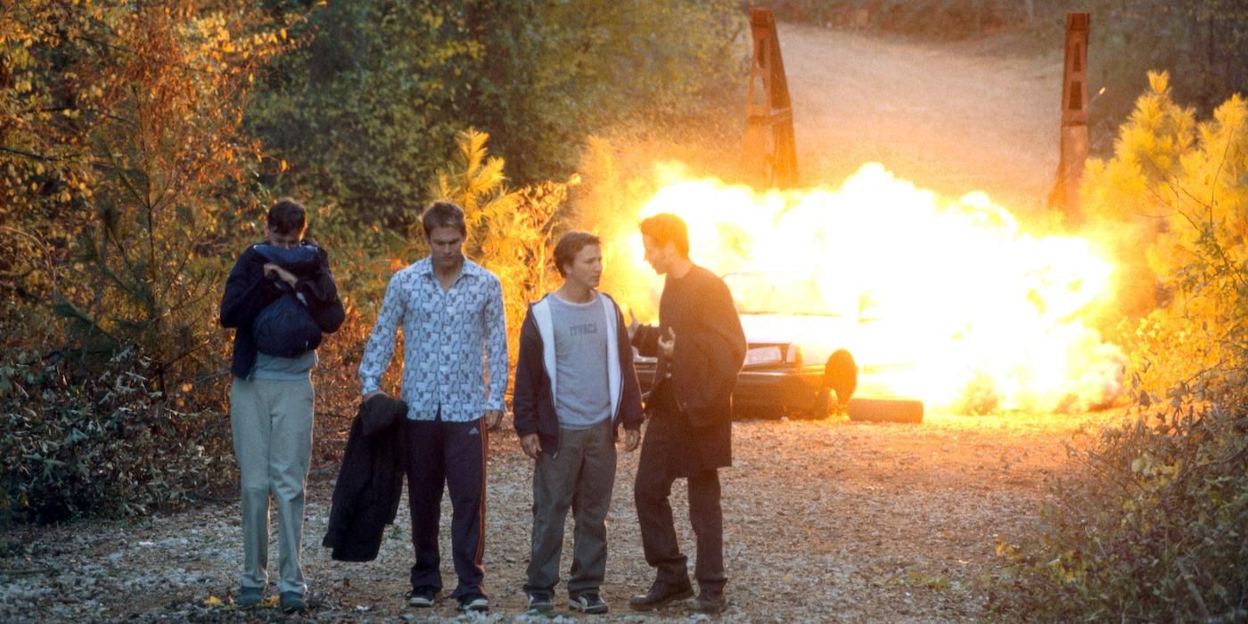 Quatre étudiants s'éloignant d'une voiture en feu dans Road Trip (2000)