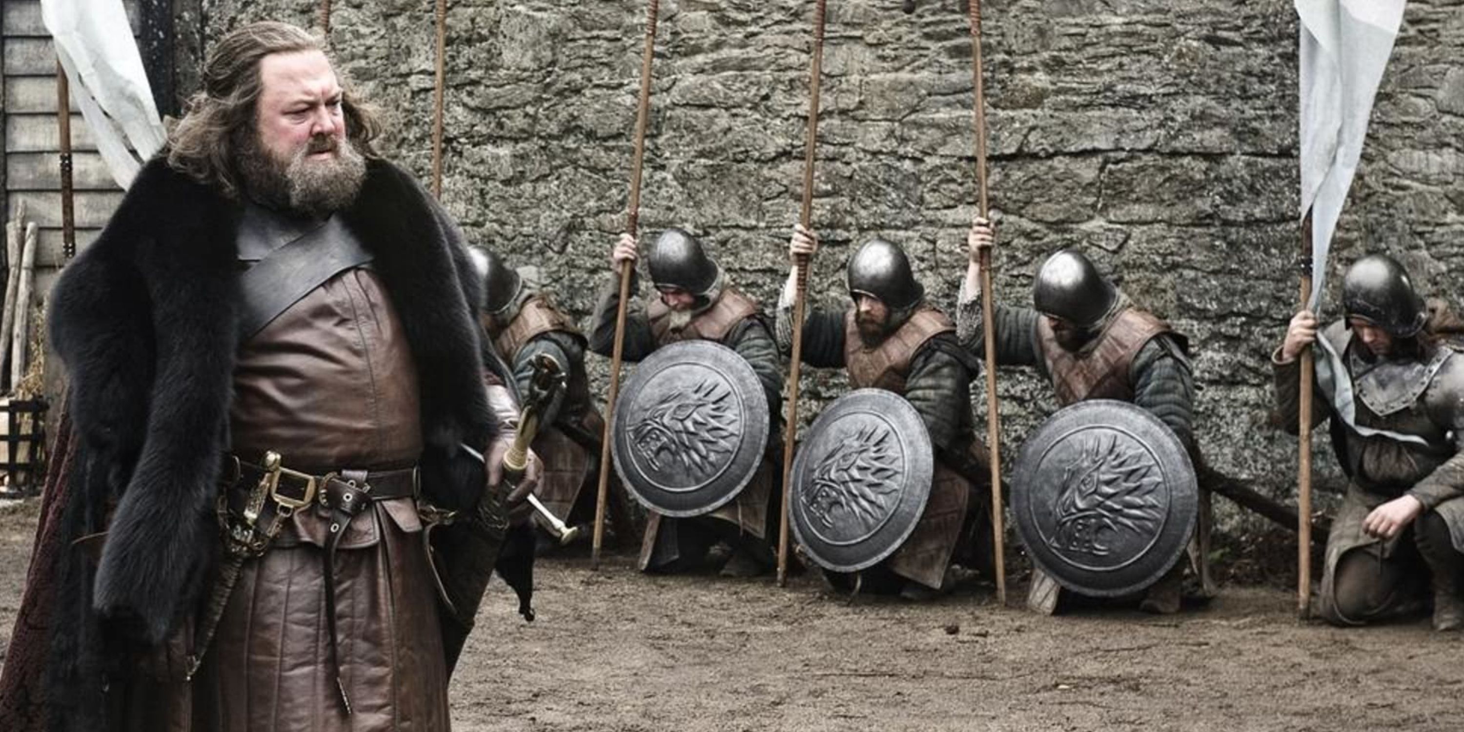Mark Addy as Robert Baratheon walking through a courtyard in Game of Thrones
