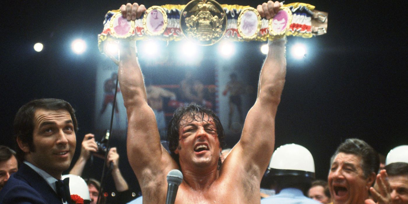Sylvester Stallone dans le rôle de Rocky Balboa brandissant sa ceinture de champion dans Rocky II.
