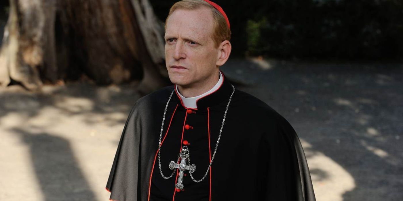 El cardenal Dusollier mira a lo lejos en “El Papa joven”