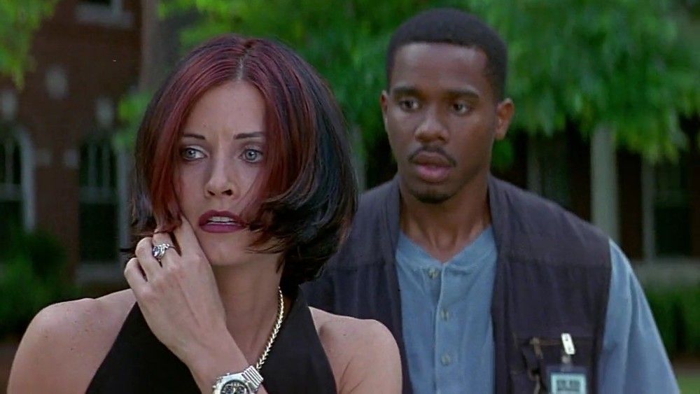 Courteney Cox as Gale Weathers and Duane Martin as Joel in Scream 2. 