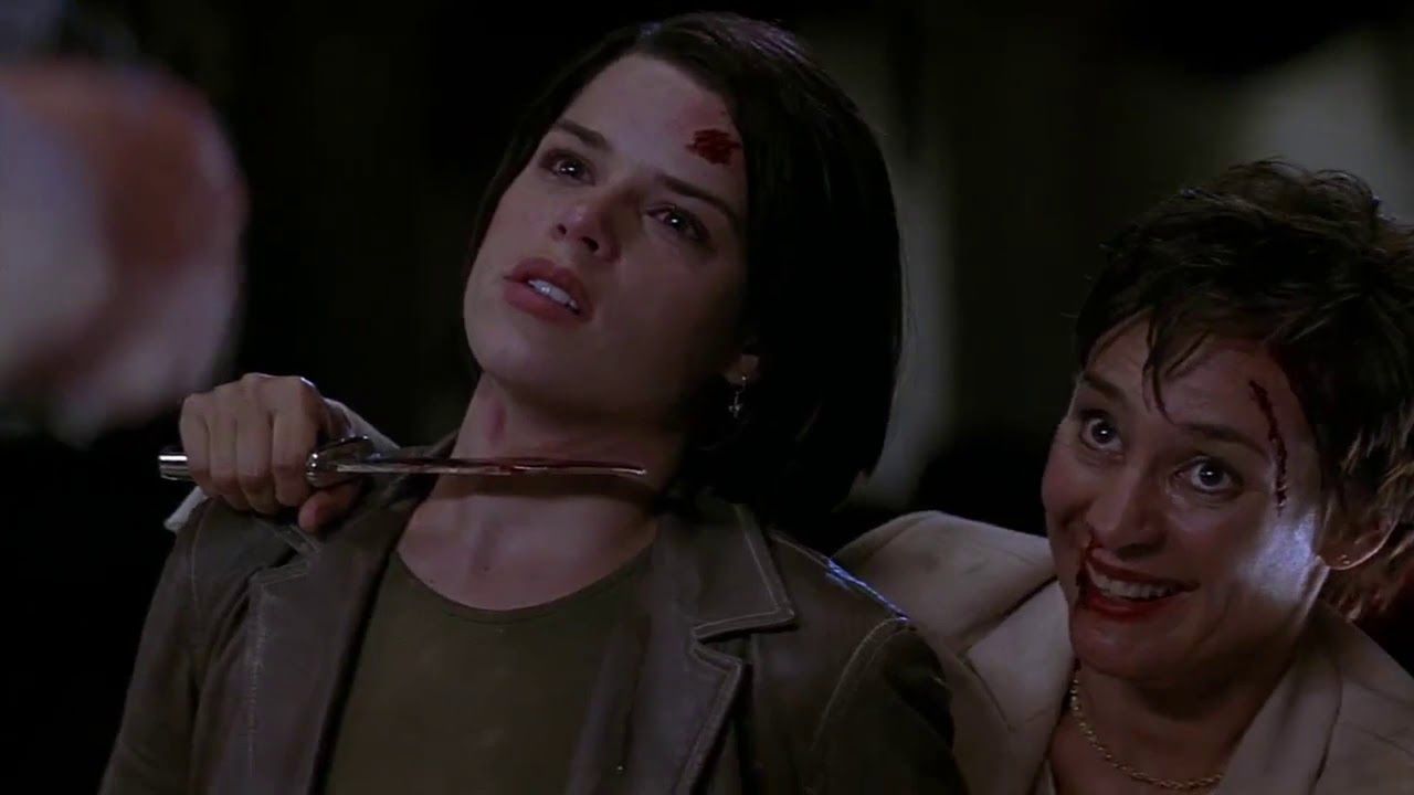 Neve Campbell as Sidney Prescott and Laurie Metcalf as Mrs. Loomis in Scream 2. 