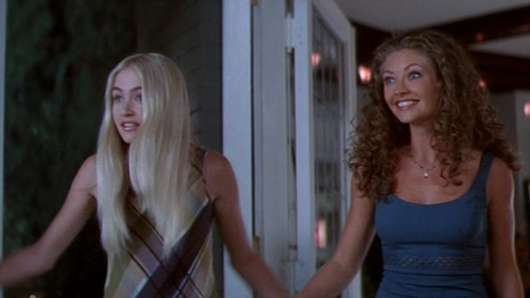 Portia de Rossi and Rebecca Gayheart as sorority sisters in Scream 2. 