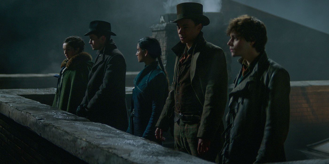 Danielle Galligan, Freddy Carter, Amita Suman, Kit Young et Jack Wolfe dans le rôle des corbeaux dans Shadow and Bone Saison 2, Episode 1. 