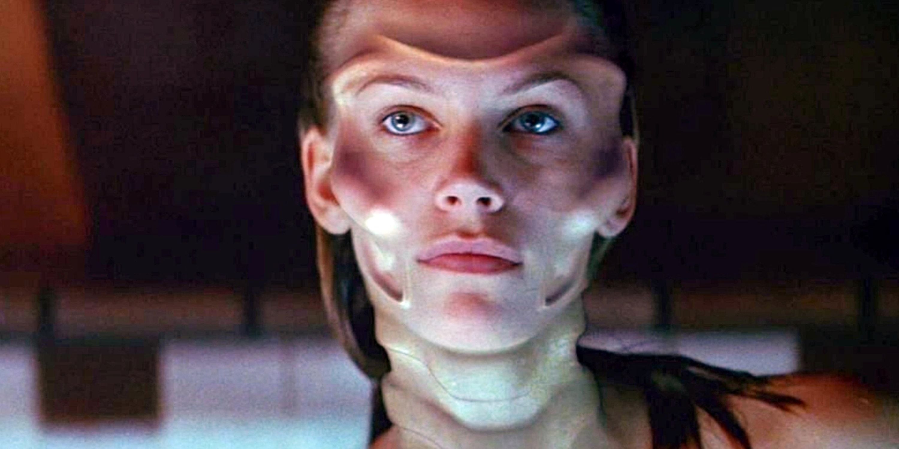 Natasha Henstridge dans le rôle de Sil, avec des bosses extraterrestres sur son visage dans 'Species' 1995
