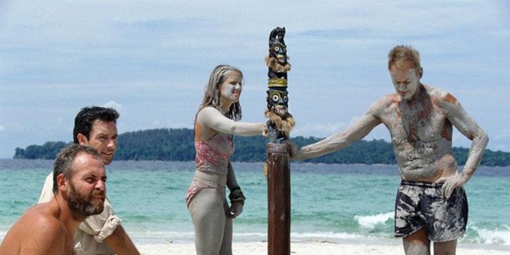 Contestants completing challenge in 'Survivor: Borneo'