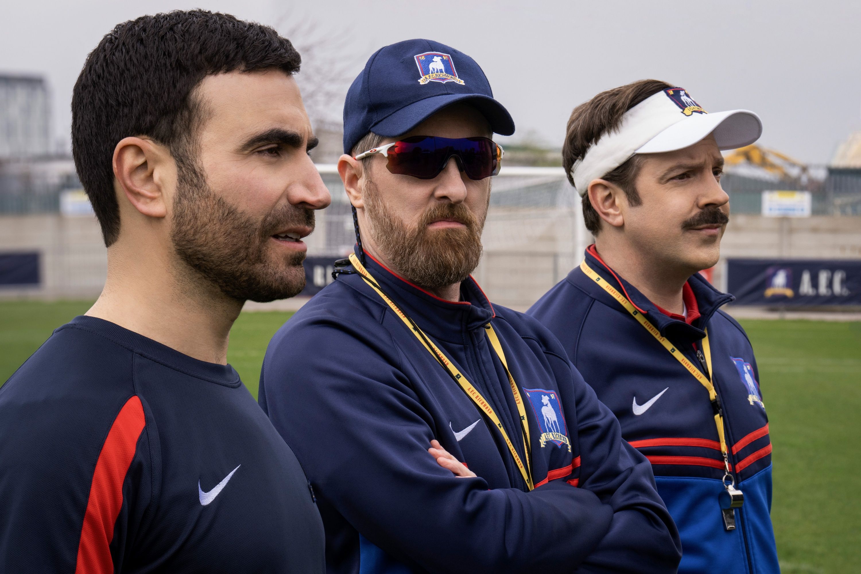 Brett Goldstein dans le rôle de Roy Kent, Brendan Hunt dans le rôle de Coach Beard, et Jason Sudeikis dans le rôle de Ted Lasso dans la saison 3 de Ted Lasso.