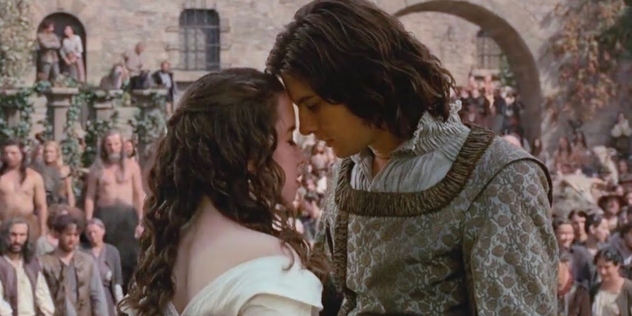 Un jeune prince et sa maîtresse s'embrassent.