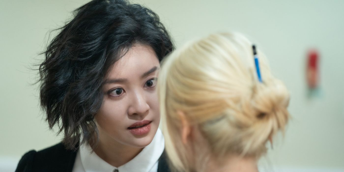 Cha Joo-young as Choi Hye-jeong and Kim Hieora as Lee Sa-ra in The Glory