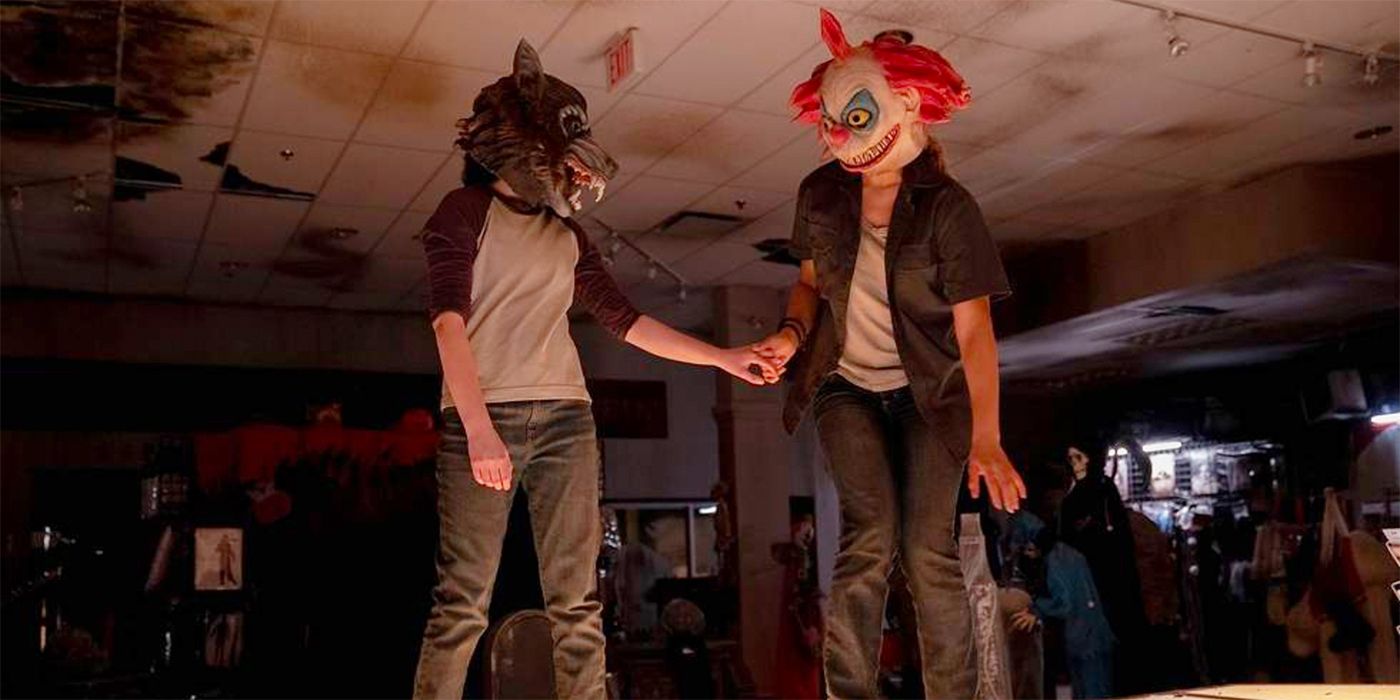 Ellie (Bella Ramsey) danse avec Riley (Storm Reid) avec des masques dans The Last of Us.