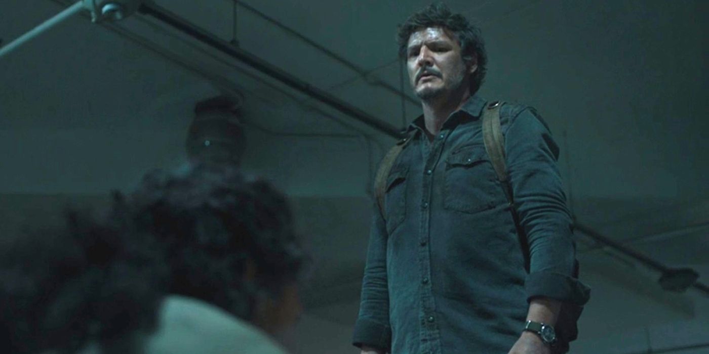 Joel, joué par Pedro Pascal, regarde d'un air menaçant Marlene, jouée par Merle Dandridge, sur le sol dans le final de la saison 1 de The Last of Us.