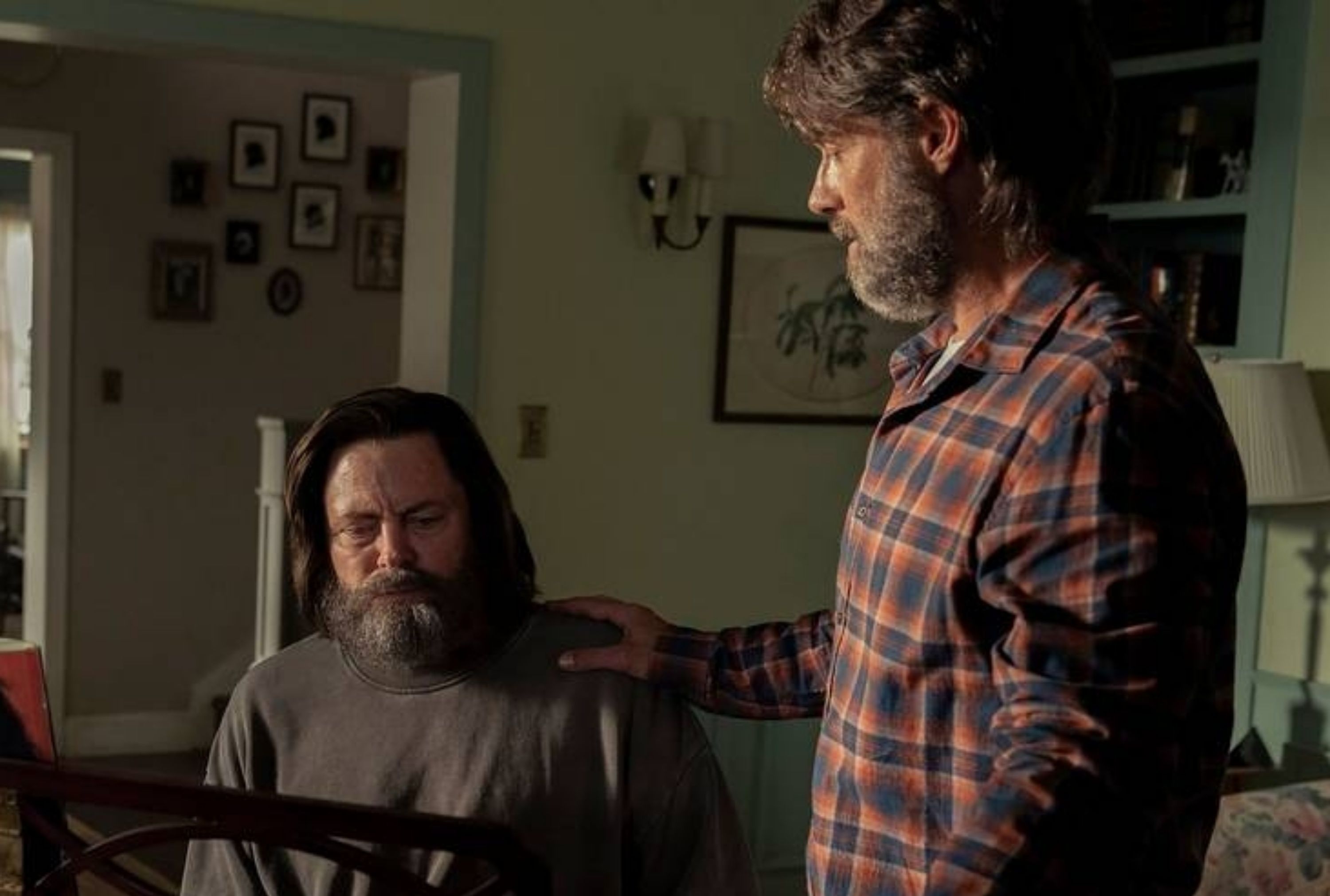 Nick Offerman dans le rôle de Bill et Murray Bartlett dans le rôle de Frank dans l'épisode 3 de la saison 1 de The Last of Us.