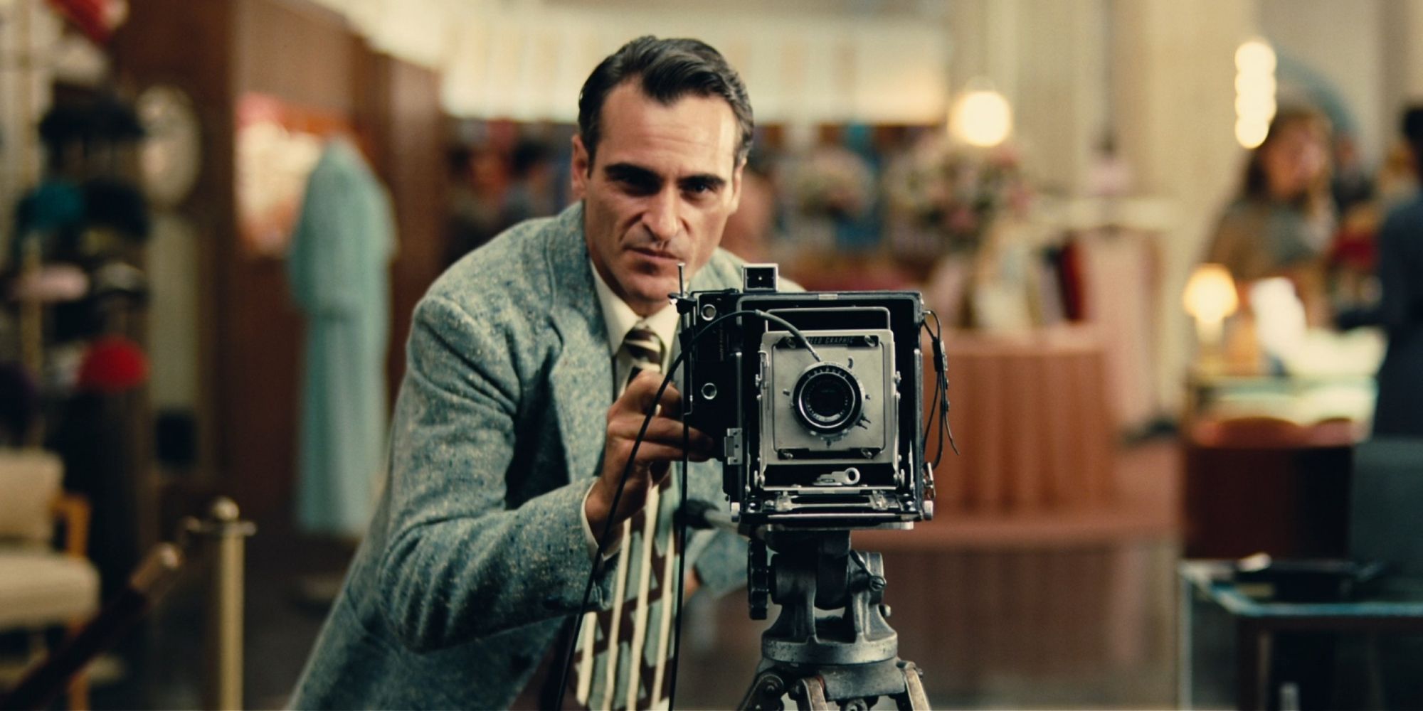 Freddie working as a photographer in a department store in 'The Master'