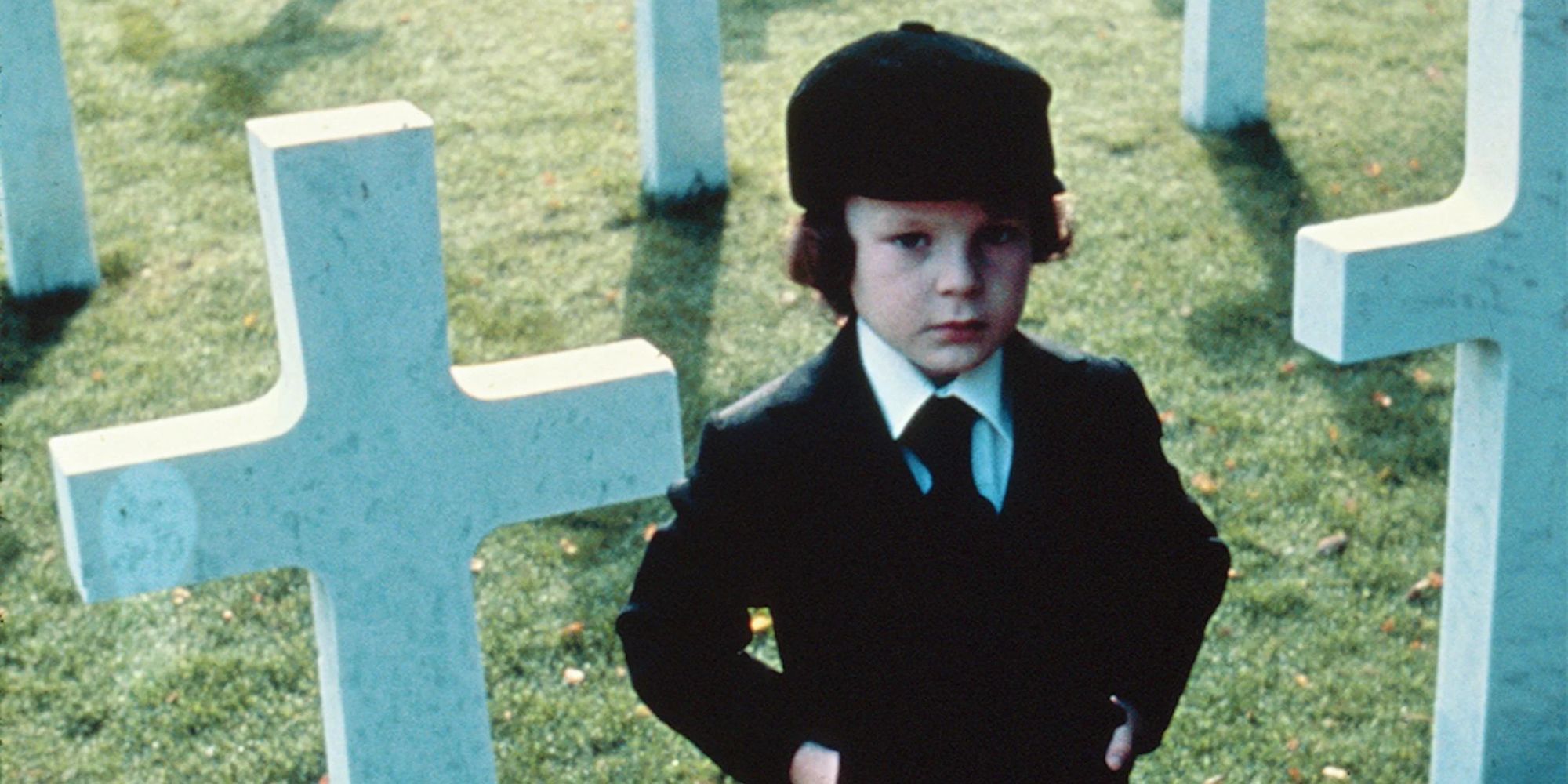 Un niño parado en un cementerio es un presagio