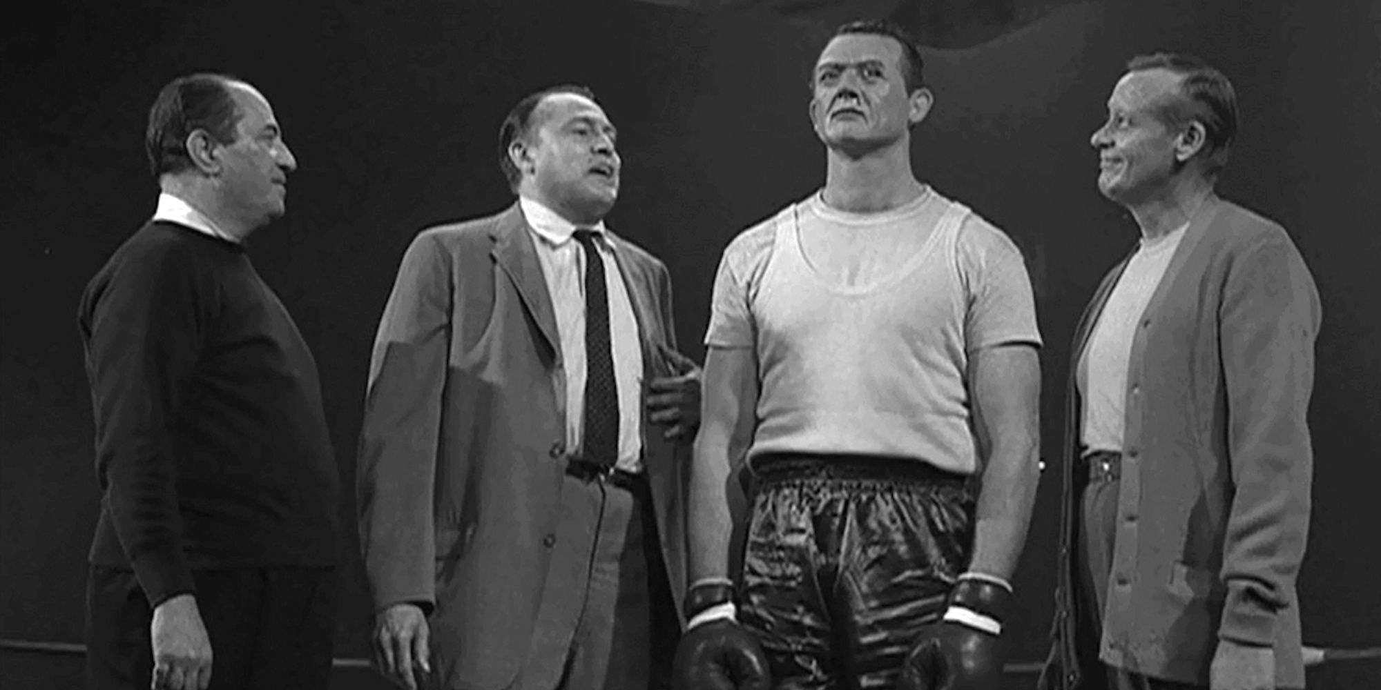 Trois hommes sur un ring de boxe avec un robot dans Steel The Twilight Zone