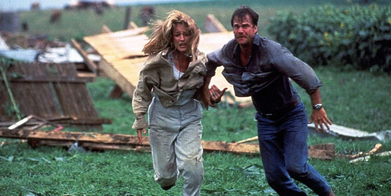 Jodie Foster and Bill Paxton run during tornado in 'Twister'