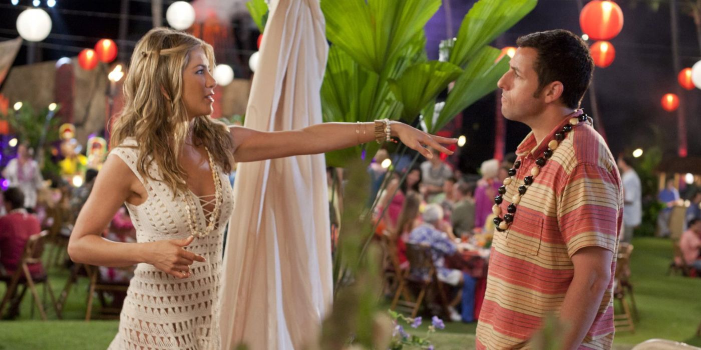 Aniston et Sandler sont à une fête au centre de villégiature dans Just Go With It.