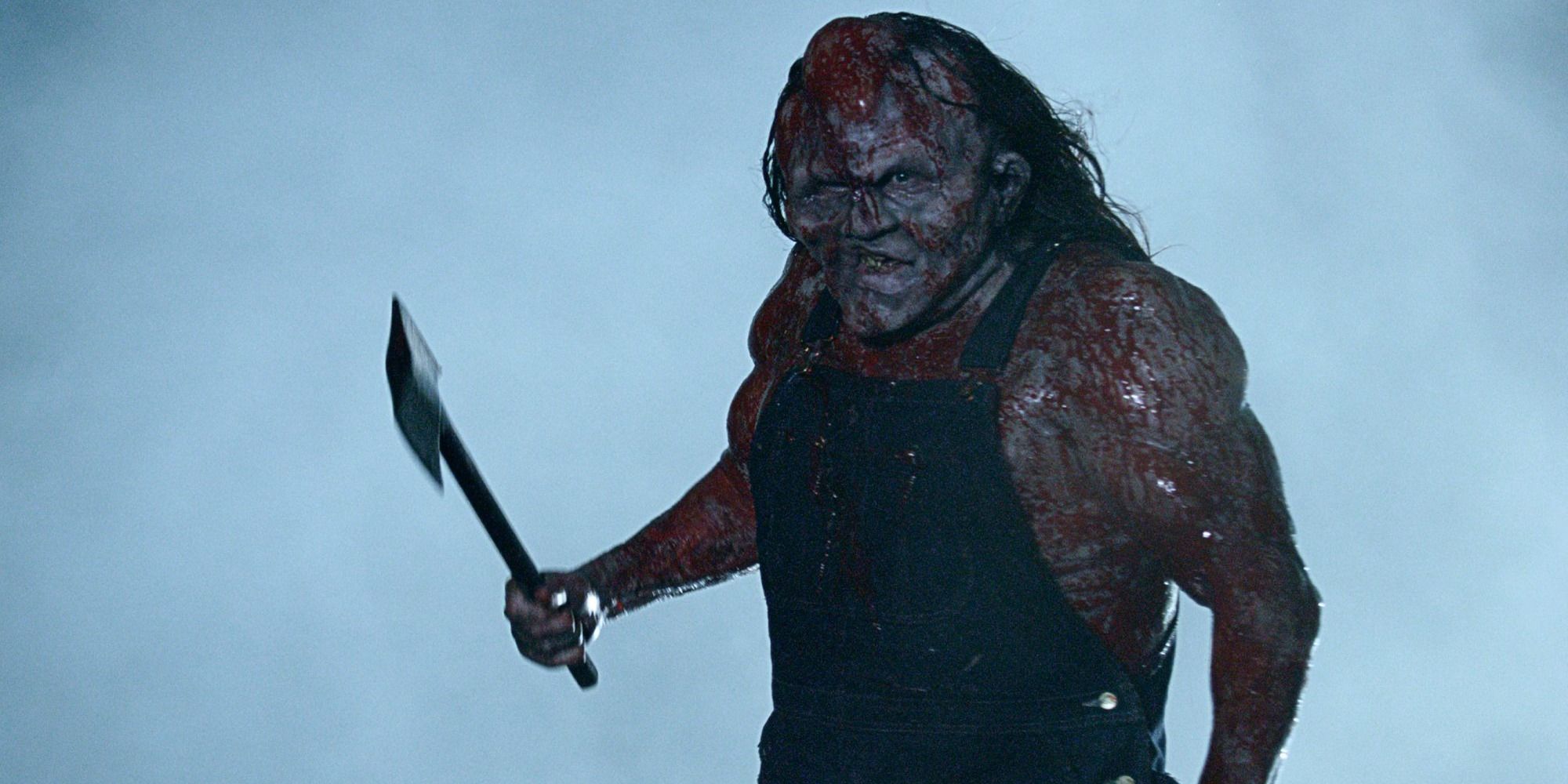 Kane Hodder dans le rôle de Victor Crowley dans 'Hatchet', ensanglanté et tenant une hachette.