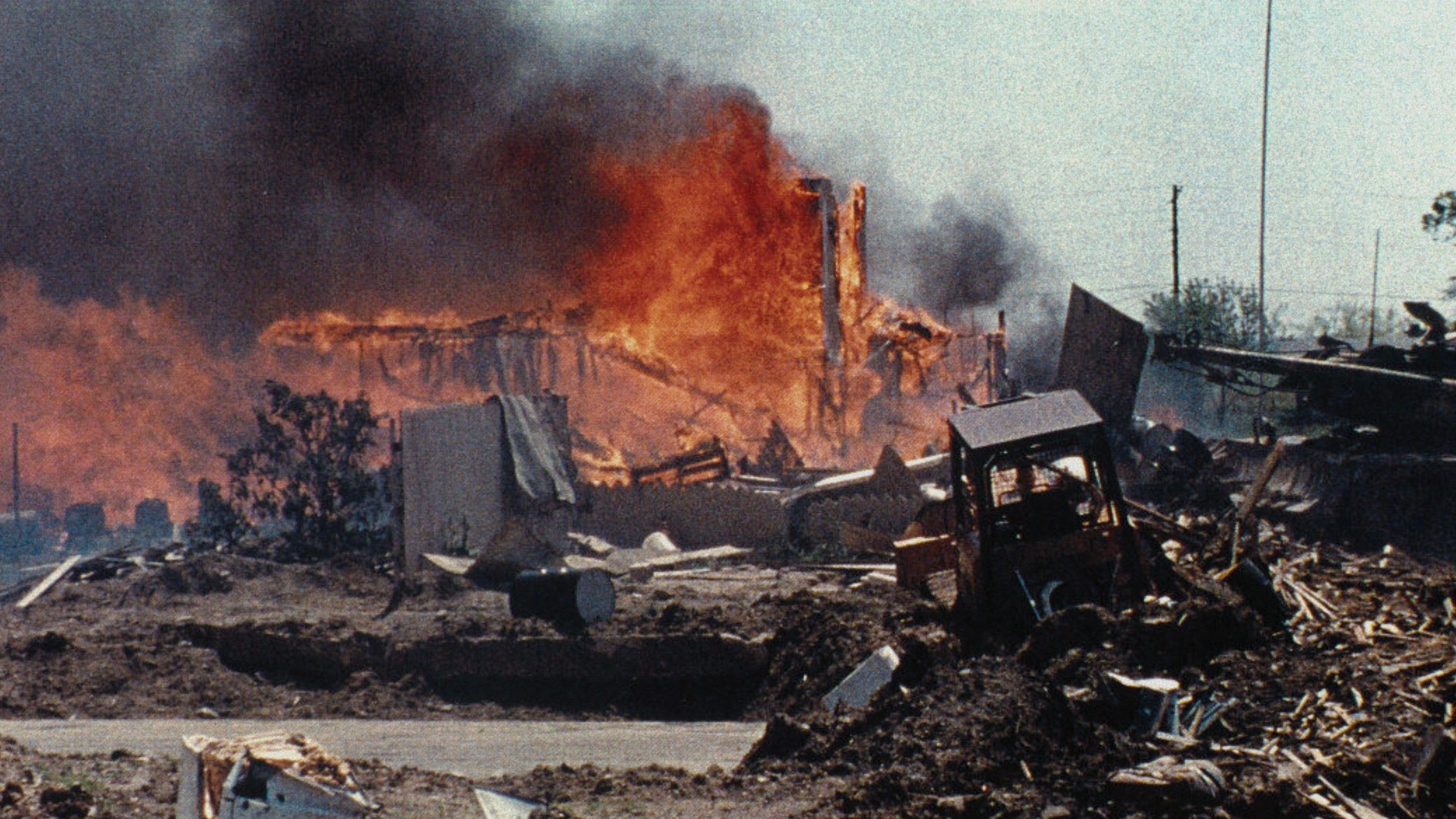 Buntut dari kebakaran di kompleks Branch Davidian di Waco: American Apocalypse.