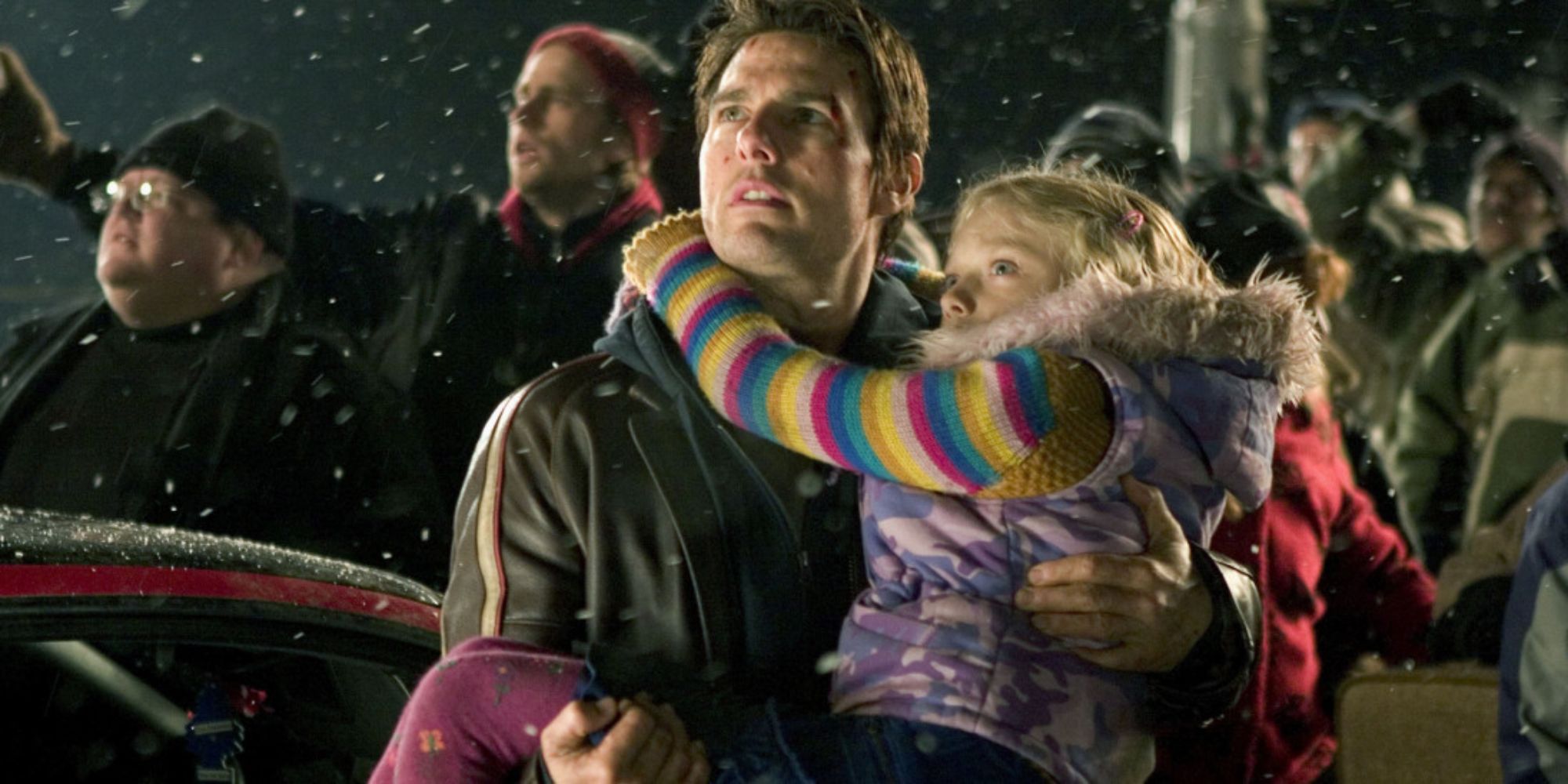 Ray (Tom Cruise) carrying Rachel (Dakota Fanning while looking up in War of the Worlds (2005)