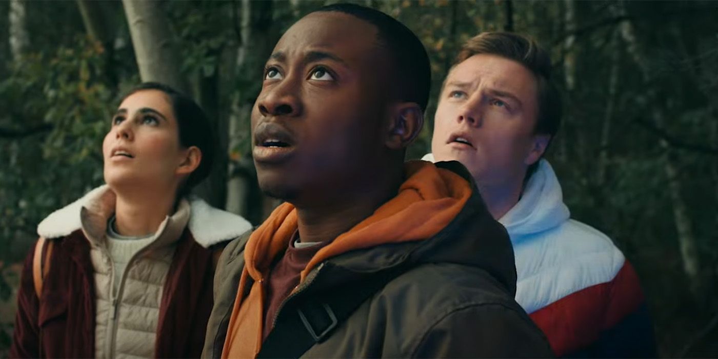 Three teens looking at the sky in War of the Worlds the Attack