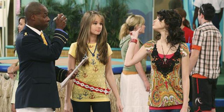 Alex (Selena Gomez), M. Moseby (Phill Lewis) et Bailey (Debby Ryan) dans 'Wizards on Deck with Hannah Montana'