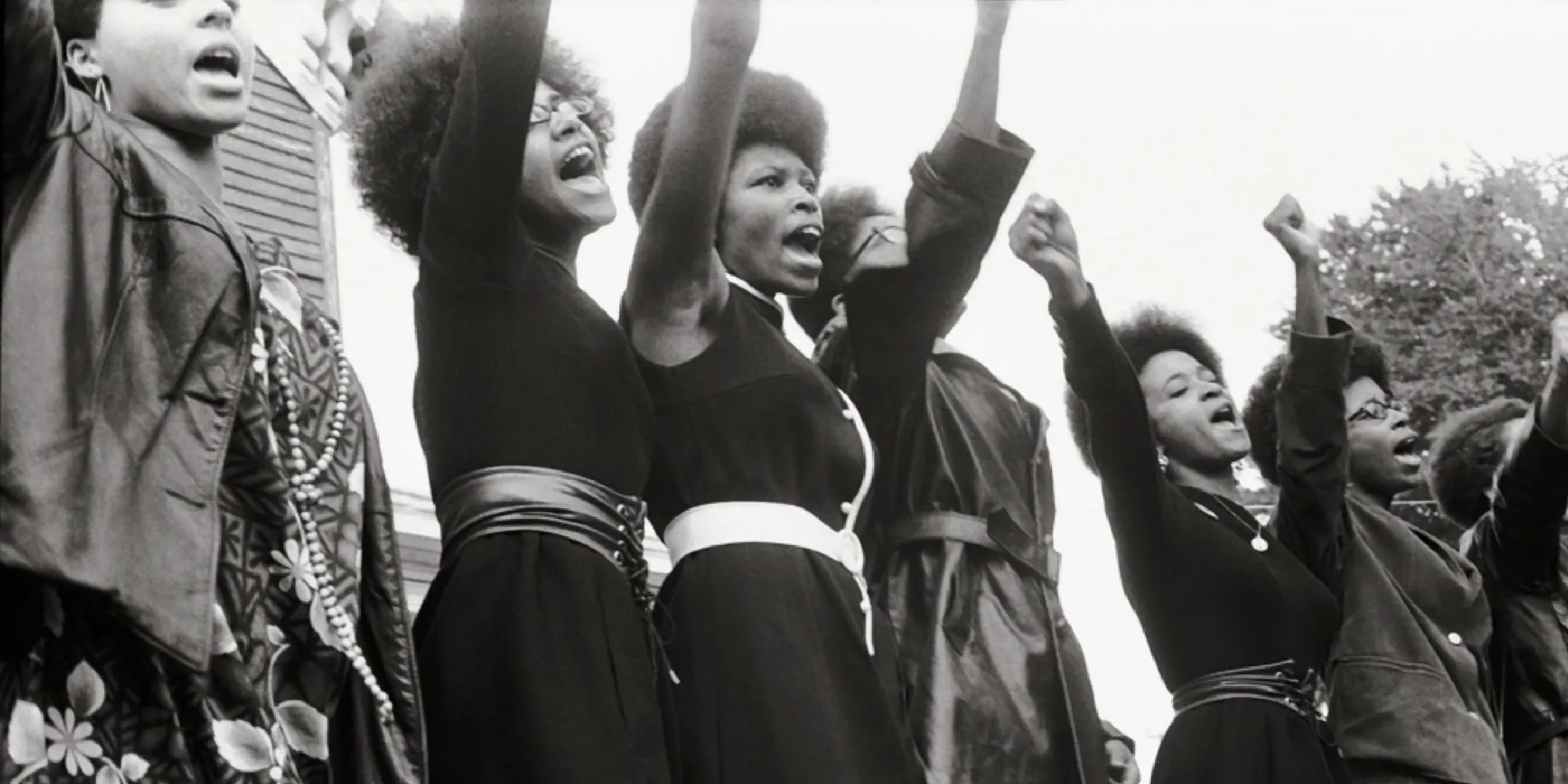Femmes avec les bras en l'air dans The Black Panthers Vanguard of the Revolution (Les Panthères noires : l'avant-garde de la révolution)