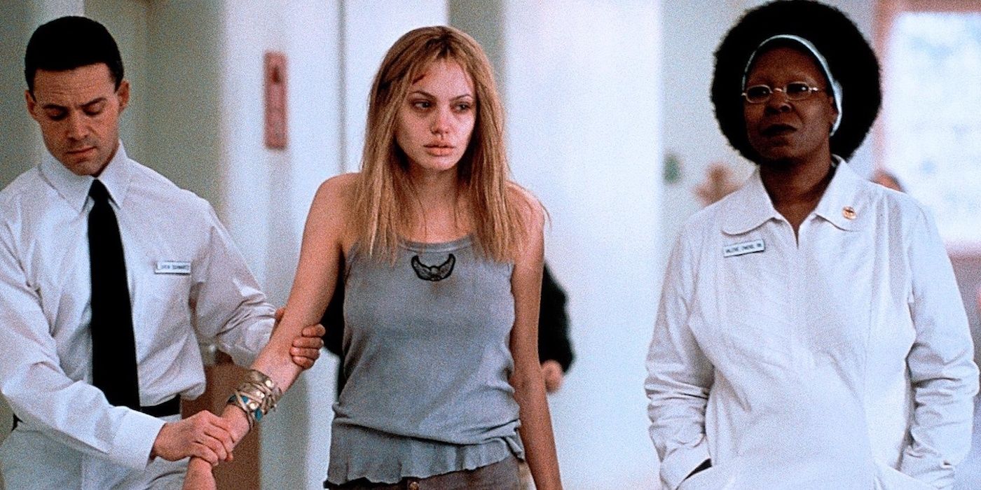 Angelina Jolie as Lisa being taken by an orderly at Claymoore while standing next to Whoopi Goldberg as Valerie in Girl, Interrupted