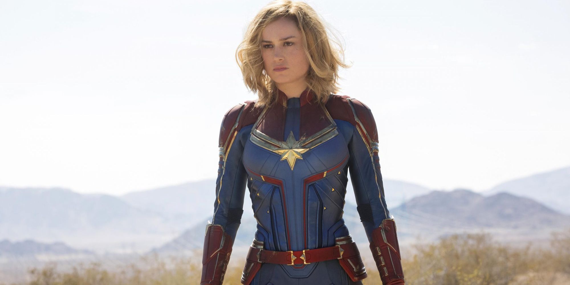 Brie Larson como Capitã Marvel no deserto.
