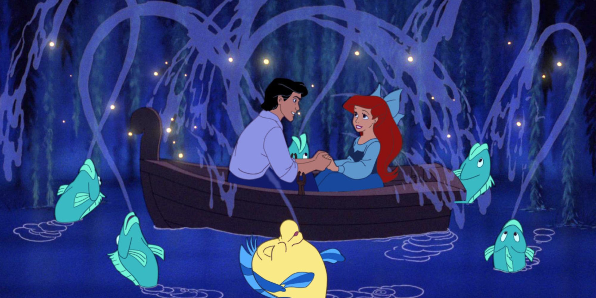 Eric y Ariel se toman de la mano y se miran a los ojos en un barco durante la escena de Kiss the Girl de La Sirenita de 1989.