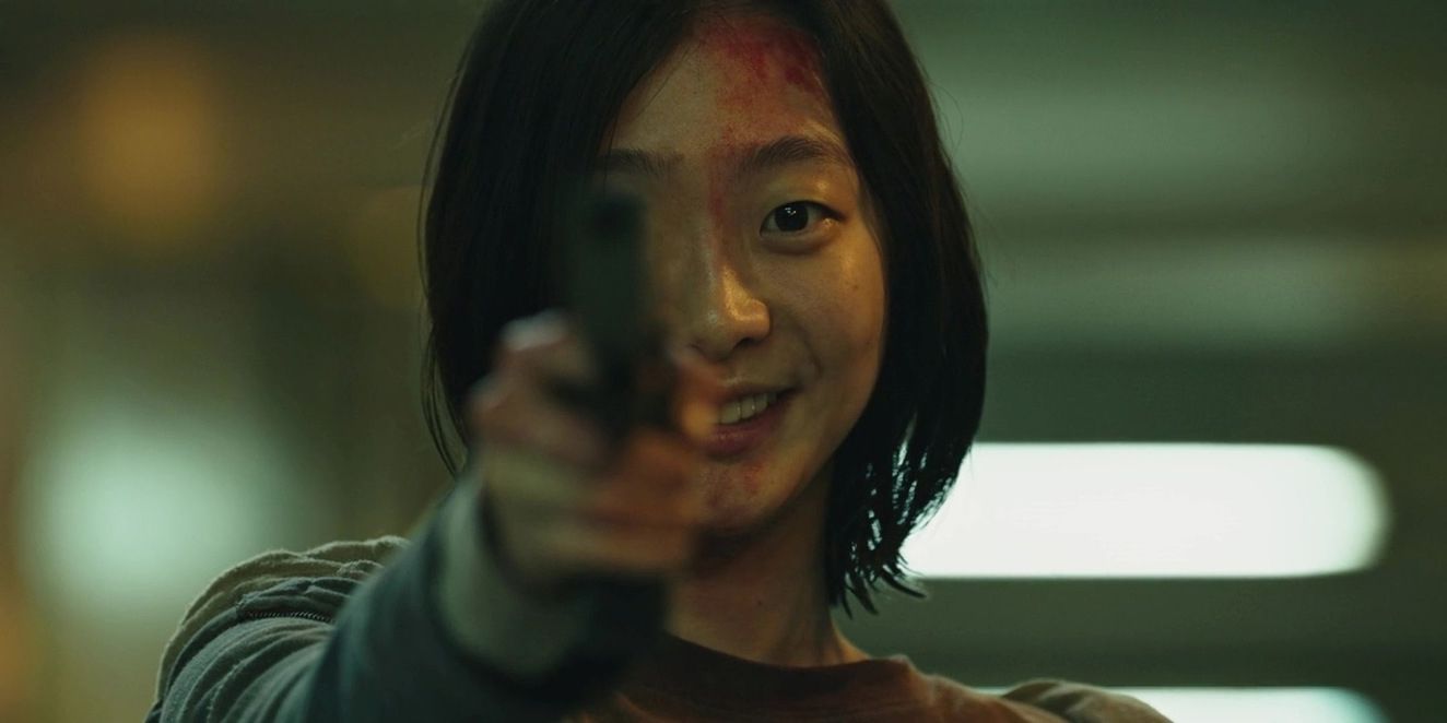 Da-mi Kim pointe une arme sur la caméra dans The Witch: Part 1. The Subversion (2018)