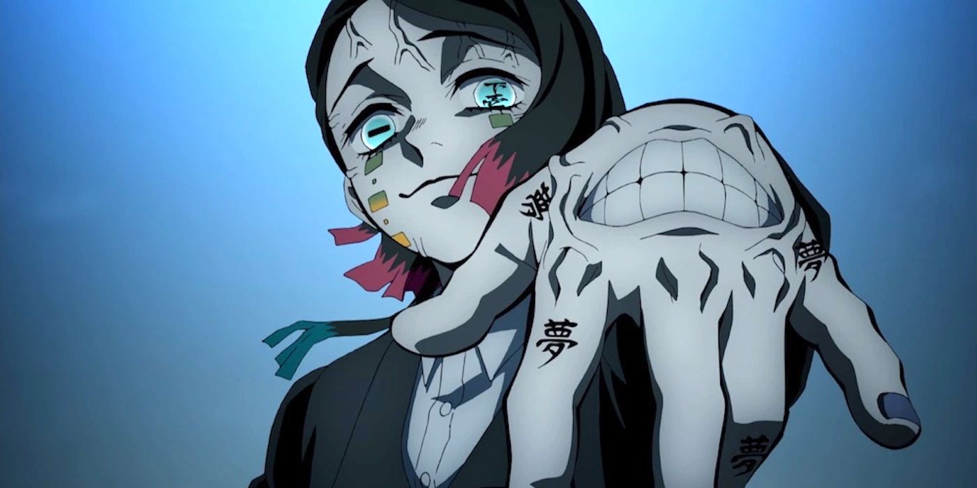 Enmu se lleva la mano a la boca en la versión Mugen Train de la película “Demon Slayer: Kimetsu no Yaiba”