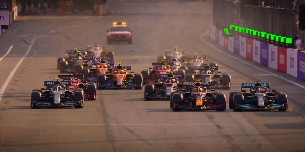 Los autos de carrera de Fórmula 1 reanudan las carreras en la pista.