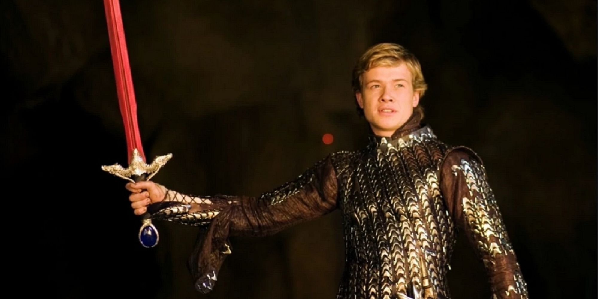 Ed Speleers holding a sword in Eragon