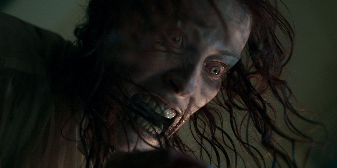 Alyssa Sutherland dans le rôle d'Ellie morte dans Evil Dead Rise.