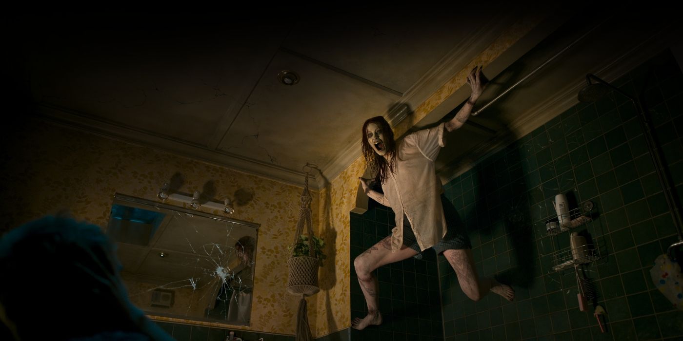 Alyssa Sutherland dans le rôle d'Ellie morte hurlant et s'accrochant aux murs de la salle de bain dans Evil Dead Rise