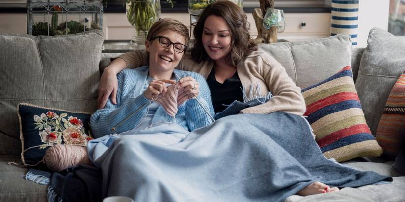 Sarah Chalke and Katherine Heigl sharing a blanket as Kate and Tully in Firefly Lane Season 2 Part 2