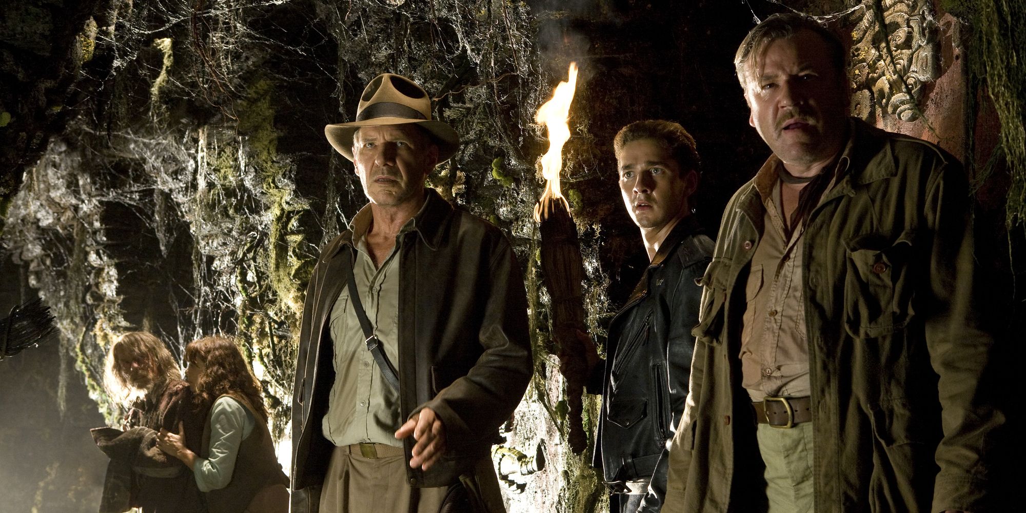 Harrison Ford, Karen Allen, John Hurt, Shia LaBeouf et Ray Winstone dans Indiana Jones et le Royaume du crâne de cristal.