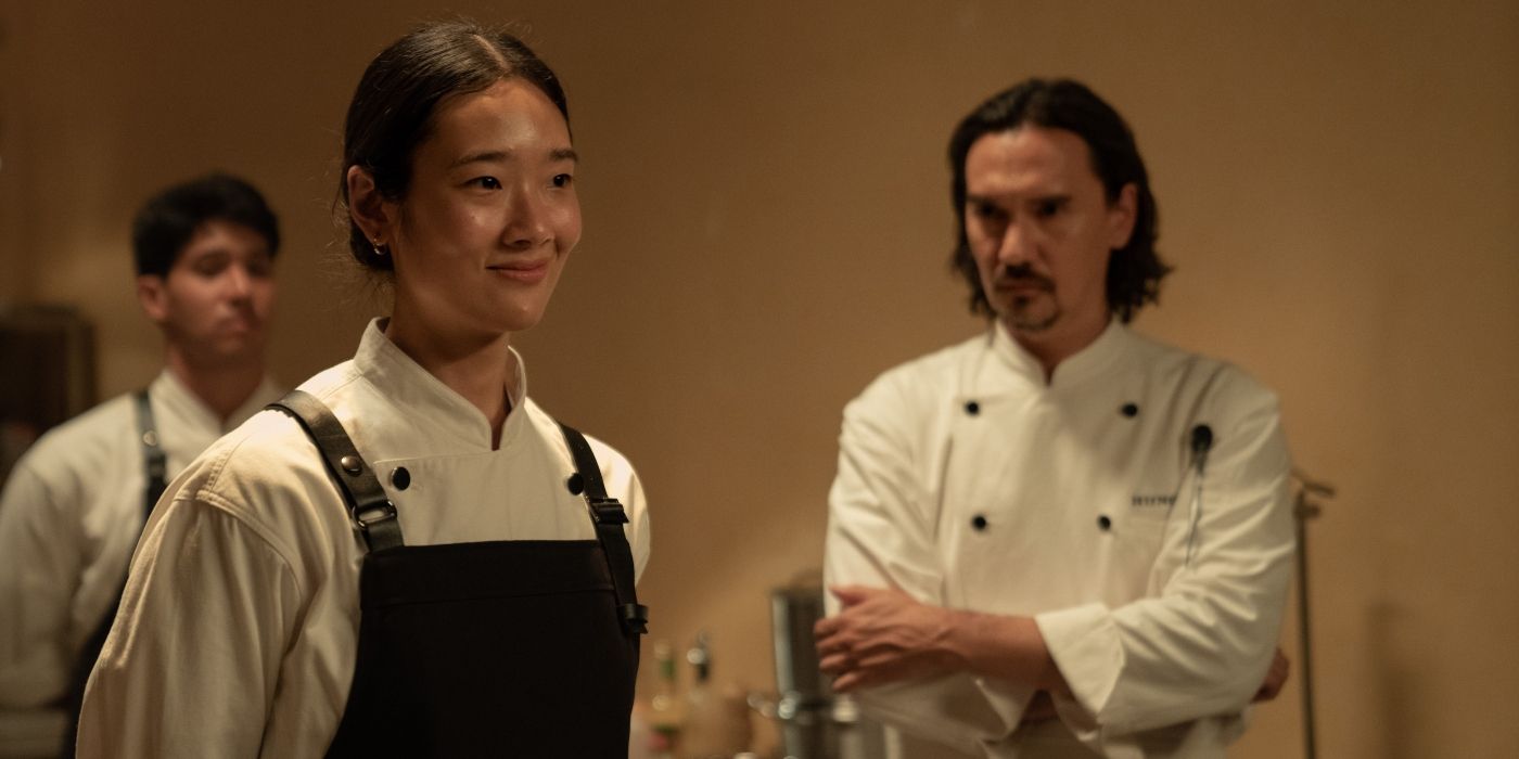 Chutimon Chuengcharoensukying as Aoy and Nopachai Chaiyanam as Chef Paul in the background, in the Netflix movie, Hunger. 