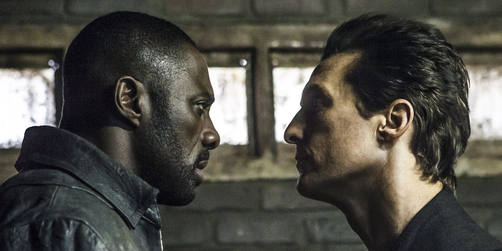 Idris Elba et Matthew McConaughey se regardent dans La Tour Sombre.