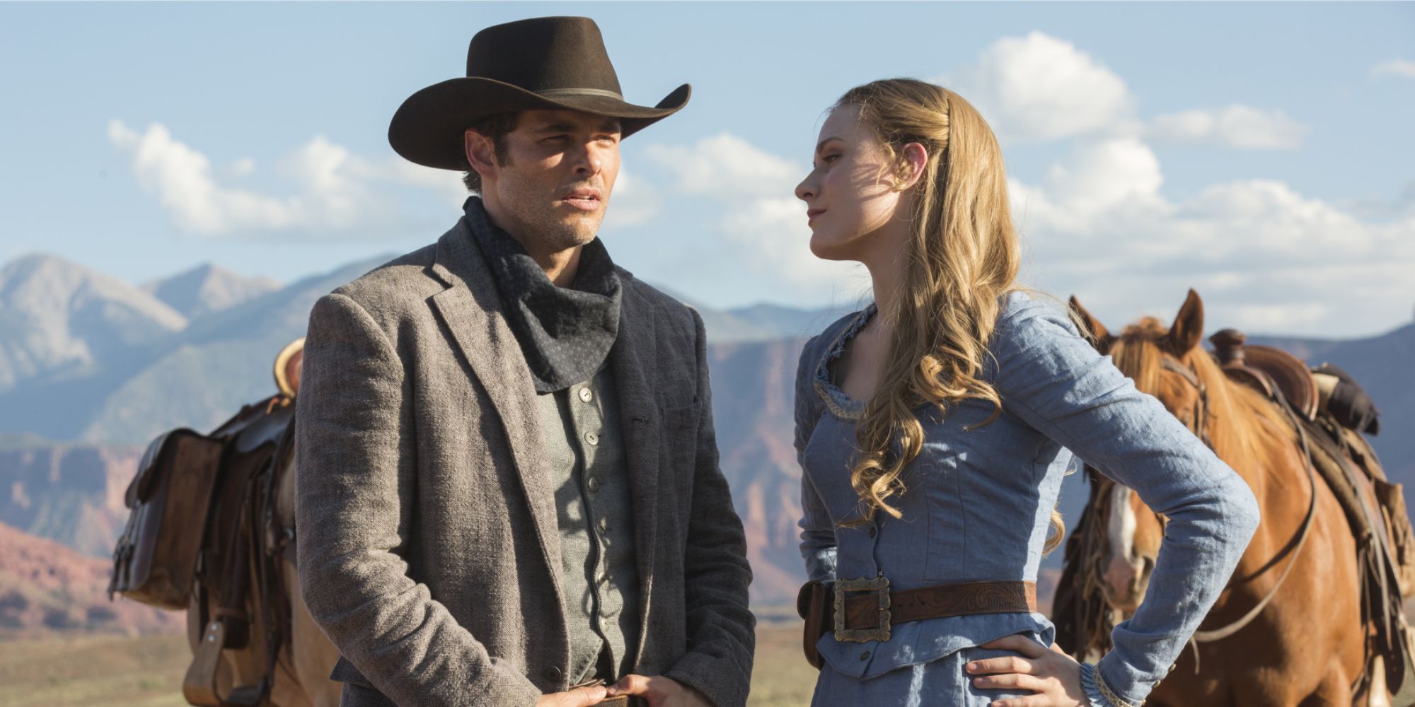 Teddy y Dolores conversando en el desierto de Westworld