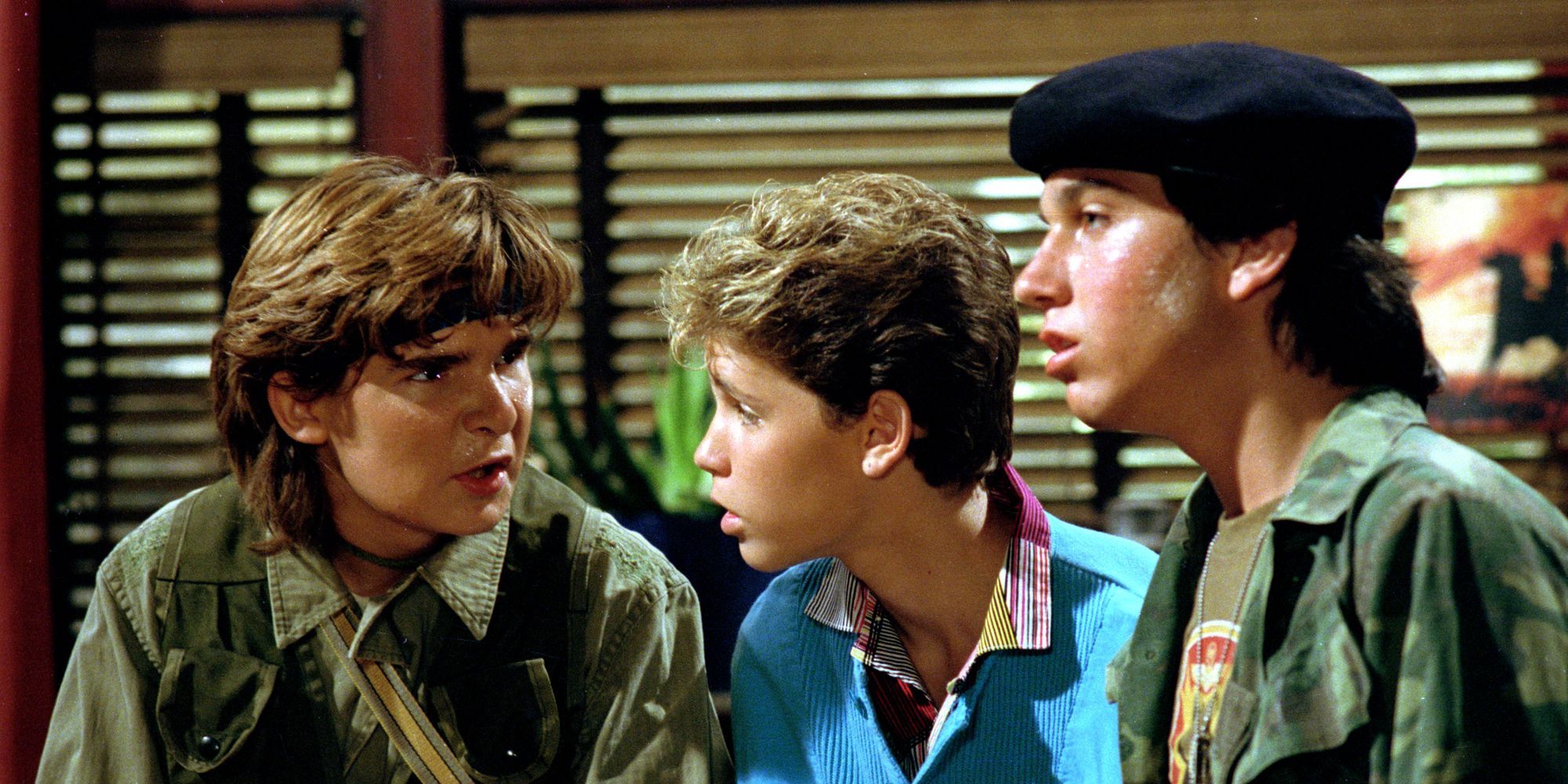 Jamison Newlander y Corey Feldman interpretan a los Frog Brothers junto a Sam Emerson (Corey Haim) en “The Lost Boys”.