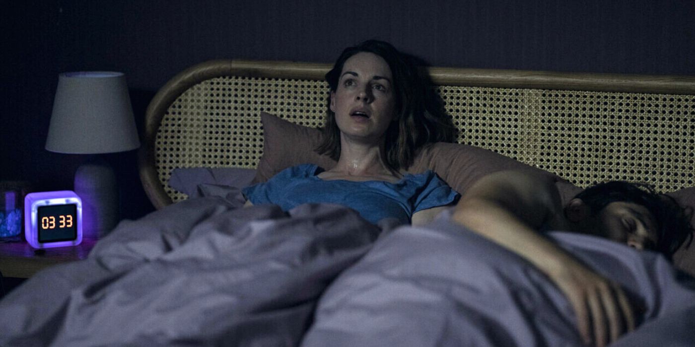 Jessica Raine éveillée dans son lit au milieu de la nuit dans The Devil's Hour