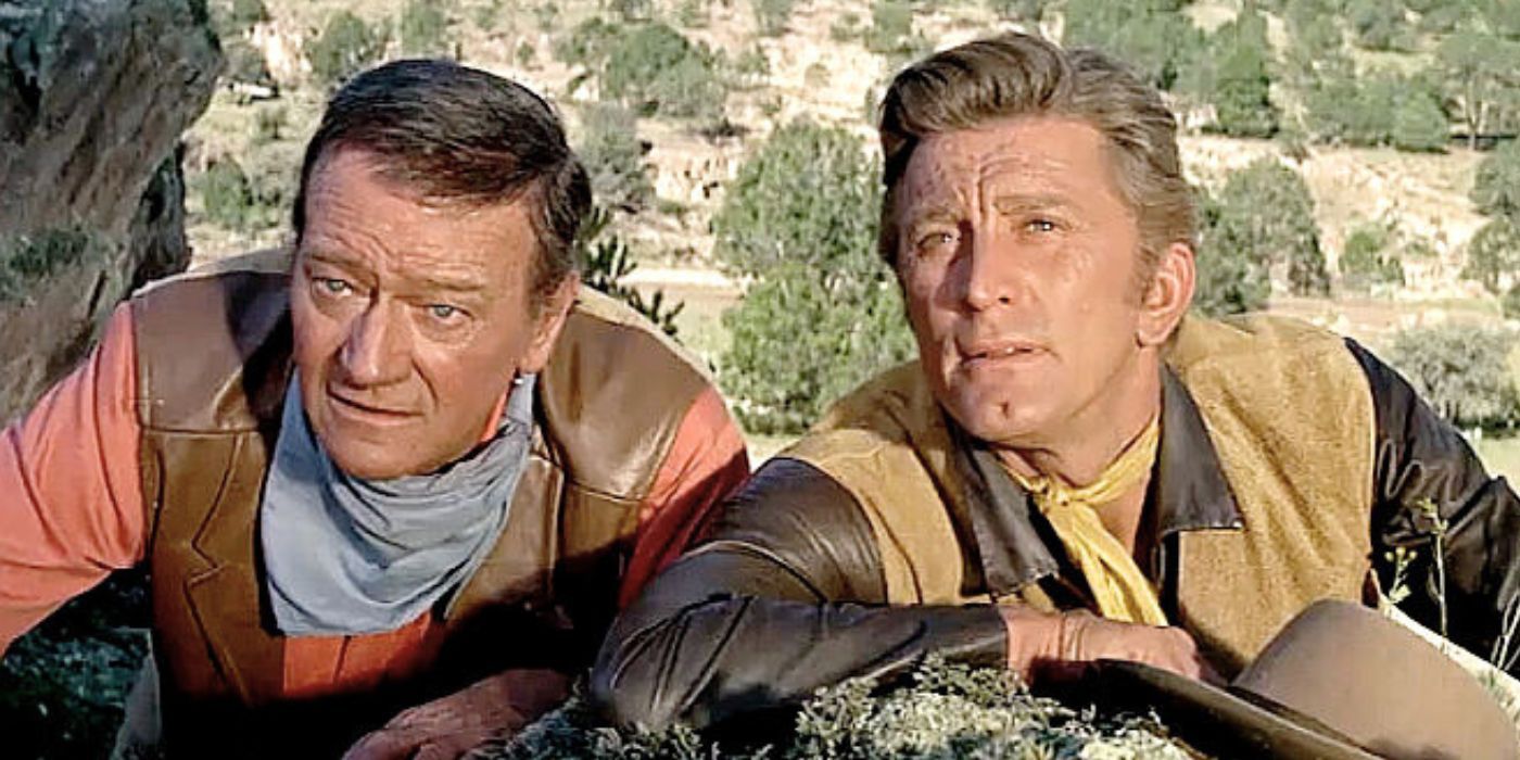 John Wayne et Kirk Douglas se sont accroupis derrière des rochers dans The War Wagon
