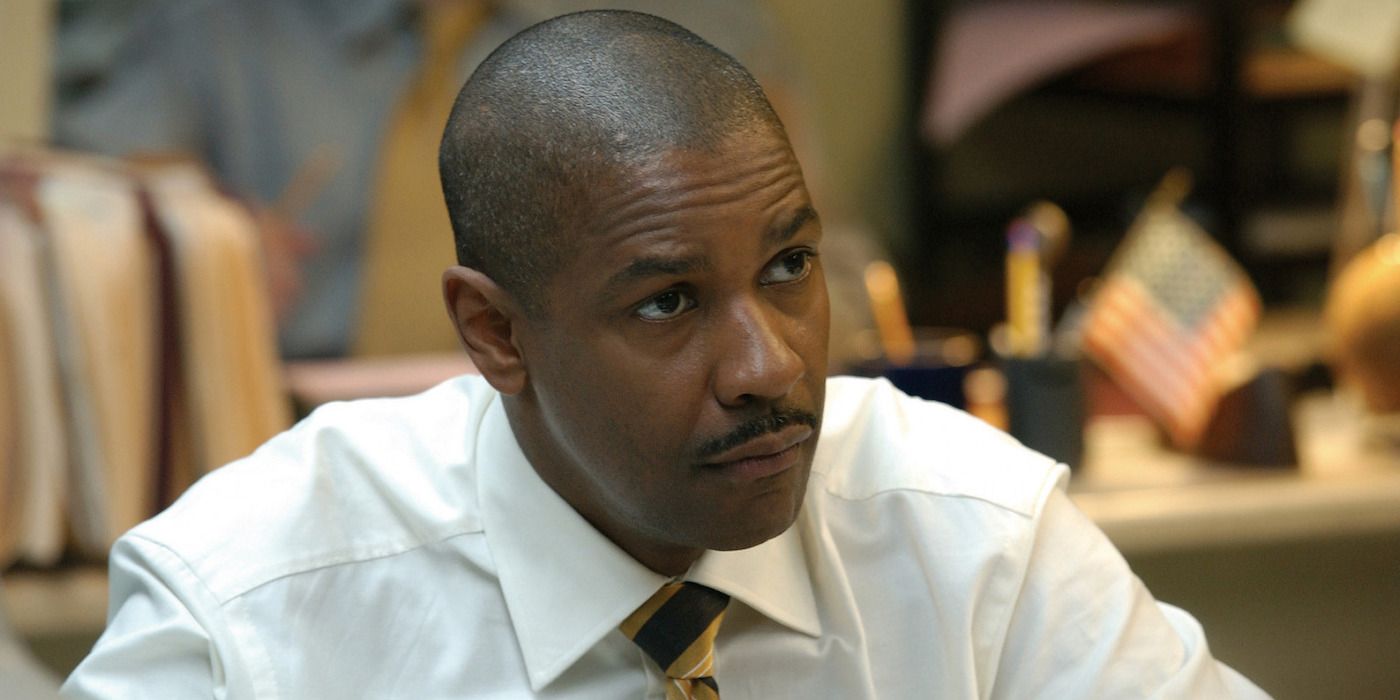 Denzel Washington as Detective Frazier looking at a person offscreen in Inside Man (2006)