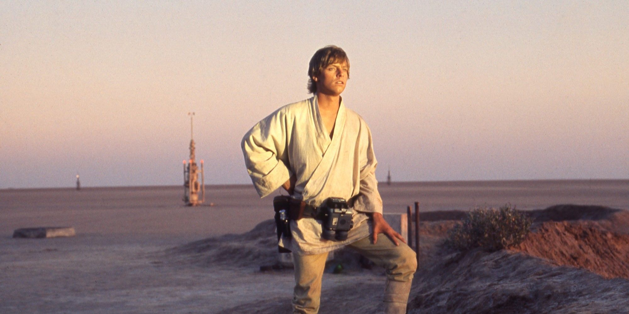 Luke Skywalker (Mark Hamill) looking to the distance in the desert planet of Tatooine in Star Wars: A New Hope.